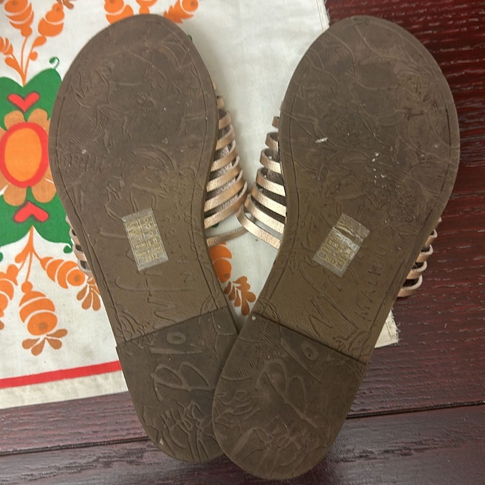 Women 8 gold blowfish Malibu  sandals - Picture 3 of 4